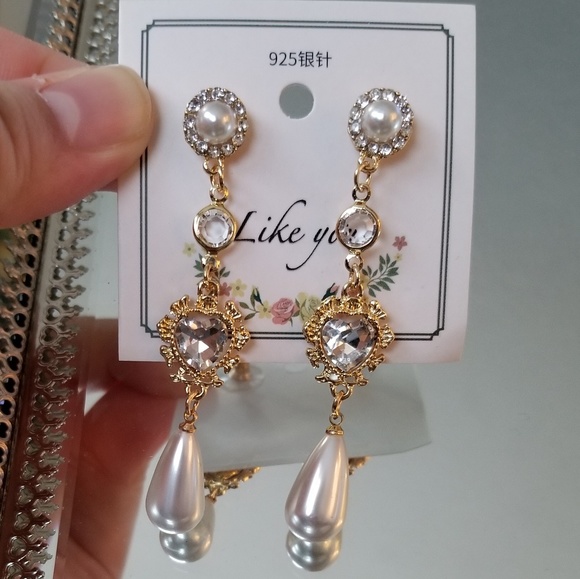 Royal crystal heart dangle pearl earrings - Picture 3 of 5